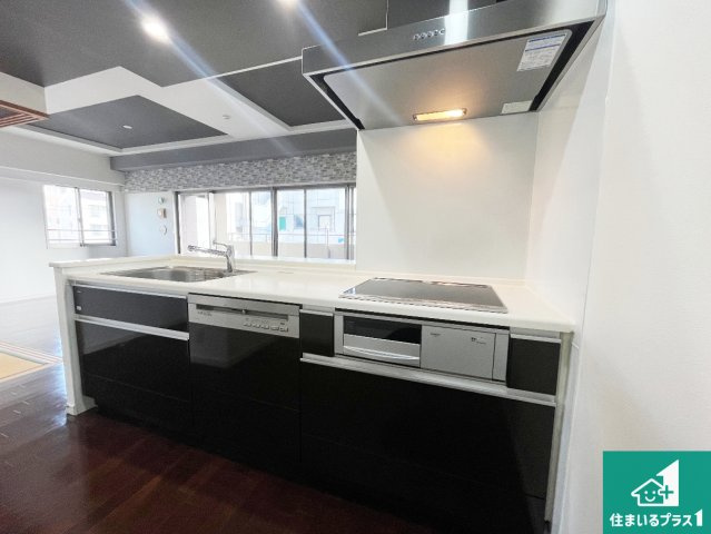 serio東加古川のキッチン|子供を見守りながらお料理が出来るため家族のコミュニケーションか増えます♪スペースが広く確保されている為お子様が大きくなったときは一緒に料理を楽しめます♪