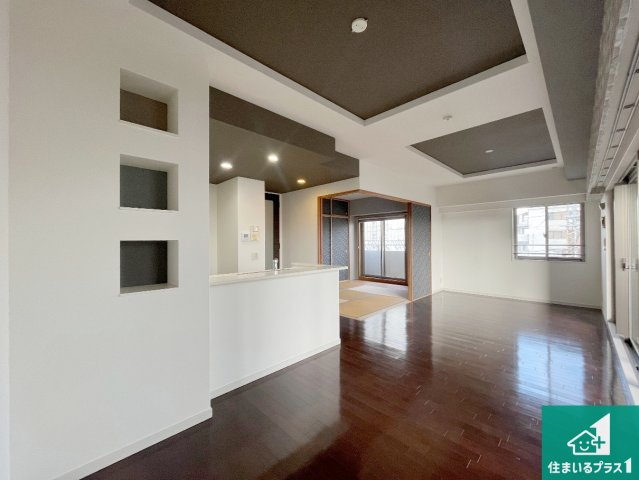 serio東加古川の居間・リビング|明るいリビングで朝の目覚めもスッキリできそう！対面キッチンでご家族のコミュニケーションも自然と増える設計！小さなお子様が遊ぶスペースを作っても広々とくつろげるLDK！