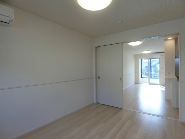 ヒカルサ境港外江町イーストⅠの洋室