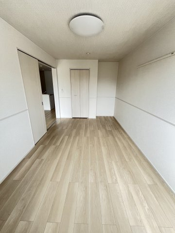 ヒカルサ境港渡町イーストの洋室