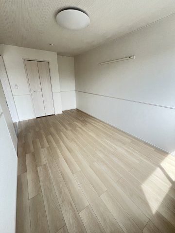 ヒカルサ境港渡町イーストの洋室