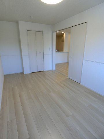 ヒカルサ境港渡町ウエストの洋室