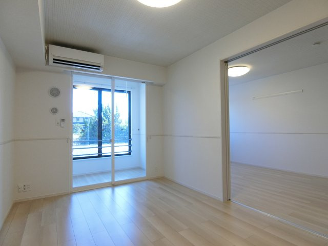 ヒカルサ境港渡町ウエストの居間・リビング