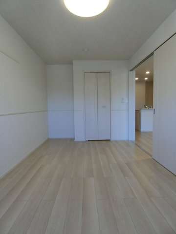 ヒカルサ境港渡町ウエストの洋室