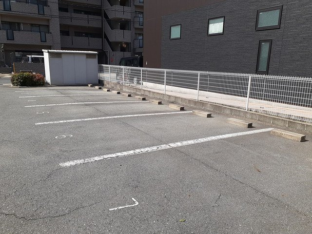 メゾンソレイユの駐車場