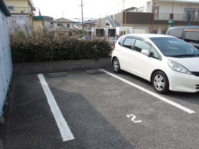 レオパレスあかし大久保の駐車場