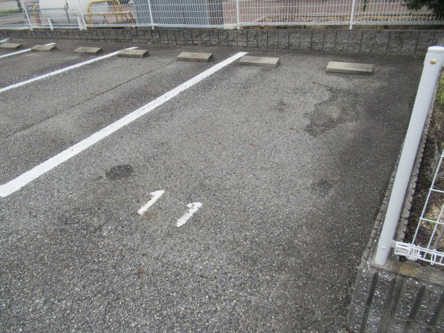 レオパレス翼Ⅲの駐車場