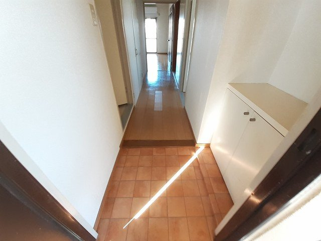 フラッツ・アイの玄関