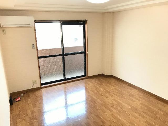 レインボーヒルズの内装|照明・エアコン付きの洋室