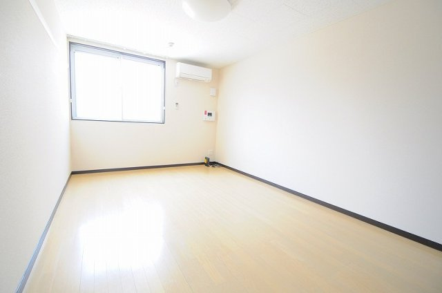 レオネクストタカス弐番館の居間・リビング|1Fはフローリング・2Fはカーペット仕様になります。