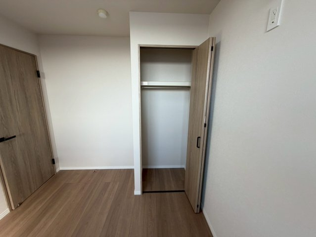 新瀬戸北山パーク・ホームズの収納|ハンガーラック付きのクローゼットは、大切な衣類にしわを付けずに収納できます。