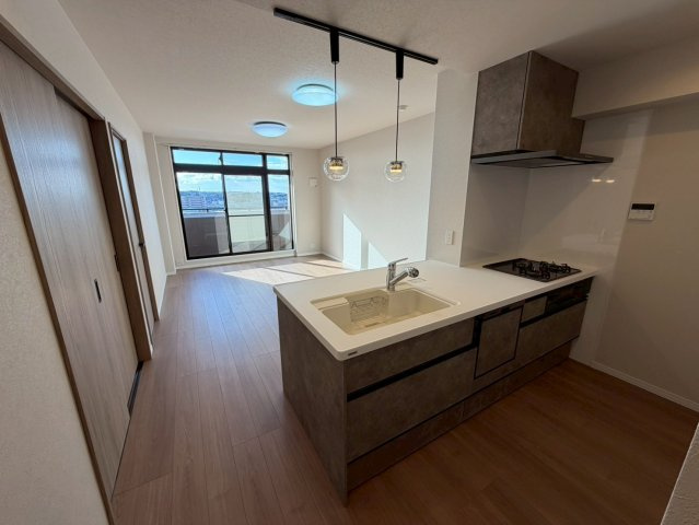 新瀬戸北山パーク・ホームズの居間・リビング|柔らかな日差しが温かく包み込む、温もりに溢れた16.5帖のリビング空間♪