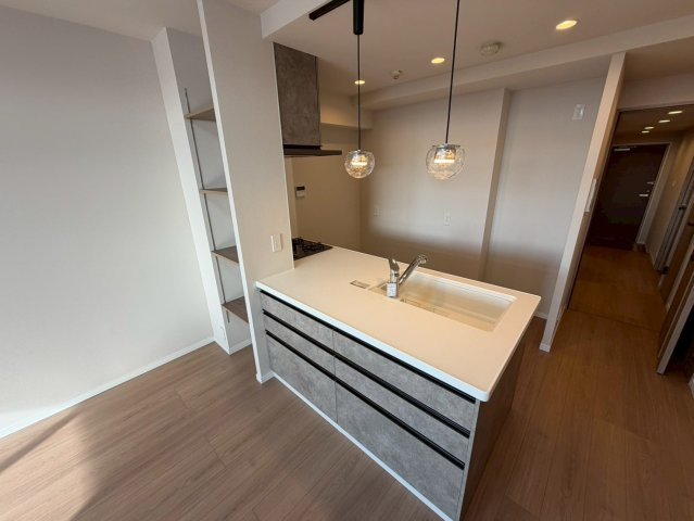 新瀬戸北山パーク・ホームズのキッチン|食器や食料品を置くスペース。キッチン裏のため取り出しやすく、家事の時短効率にもつながります！