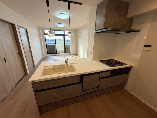 新瀬戸北山パーク・ホームズのキッチン|対面式キッチンでリビングが見渡せ、小さなお子様にも目が届いて安心です♪