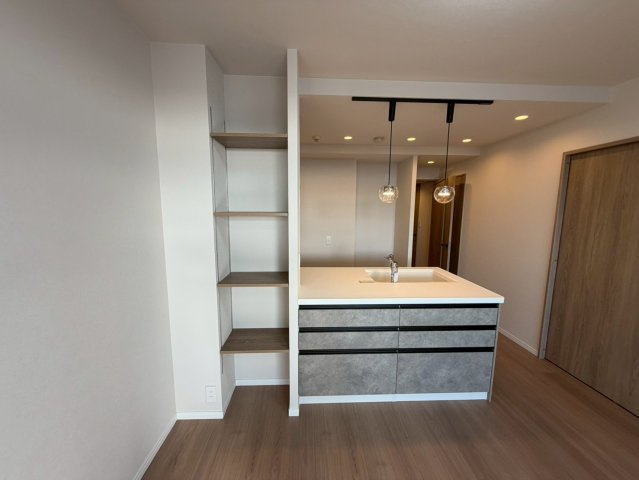 新瀬戸北山パーク・ホームズのダイニング|食器や食料品を置くスペース。キッチン裏のため取り出しやすく、家事の時短効率にもつながります！