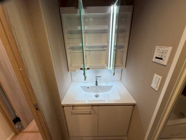 新瀬戸北山パーク・ホームズの独立洗面台|ミラー扉の内側が収納スペースになっていて、洗面周りがスッキリします！