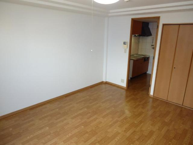 プリムローズの内装|エアコン・照明付の洋室