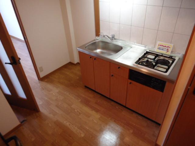 プリムローズのキッチン|横に冷蔵庫・背面にレンジ台など置けます