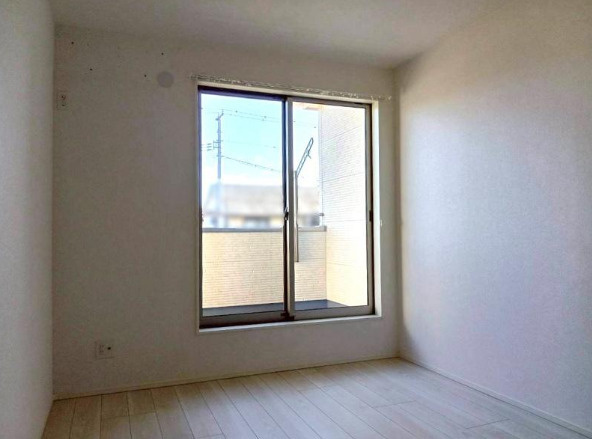 香美市土佐山田町　中古戸建ての洋室|朝日とともに目覚め、夕刻の柔らかな光とともに眠りにつく。静かな時間が流れる個室です。