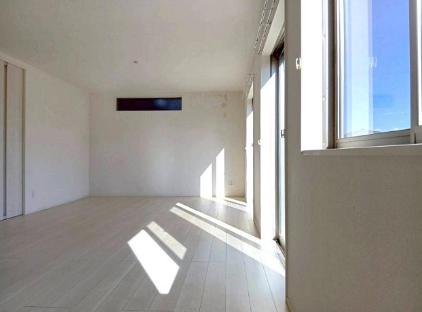 香美市土佐山田町　中古戸建ての居間・リビング|掃き出し窓を端に寄せ、壁面を大きく残した設計。テレビボードやソファのサイズに縛られず、ライフスタイルの変化に合わせて自由にレイアウトを描き直せる、懐の深いリビングです。