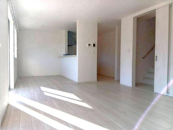 香美市土佐山田町　中古戸建ての居間・リビング|仕切りのない開放感が、家族の時間をゆるやかにつなぐ。南向きの窓から落ちる光の影さえも、この家の大切なインテリアの一部です。