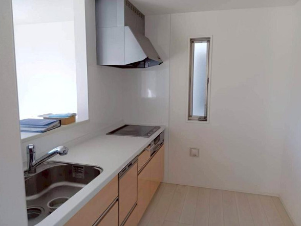 香美市土佐山田町　中古戸建てのキッチン|視線を遮るもののないオープンキッチン。家族の笑顔を正面に見ながら、真っ白な天板の上で新しいレシピが生まれます。