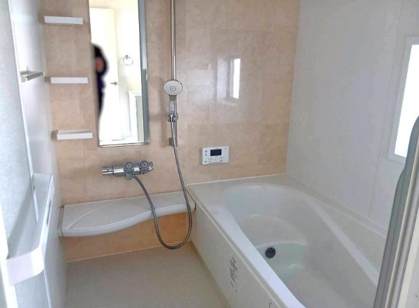 香美市土佐山田町　中古戸建ての浴室|無駄な色彩を排したバスルームは、心身を癒すための聖域。お気に入りのバスソルトを入れれば、そこは自分だけのスパに変わります。