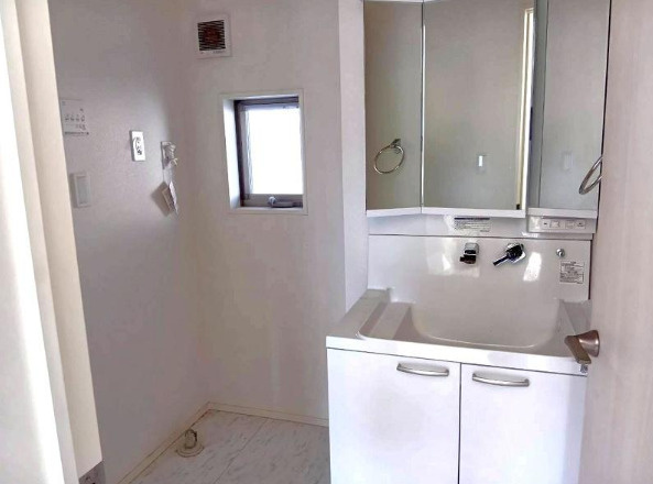 香美市土佐山田町　中古戸建ての独立洗面台|三面鏡があるので横顔も、髪のセットも、死角なくチェックできます。鏡の裏には、生活感を隠し通す収納があります！