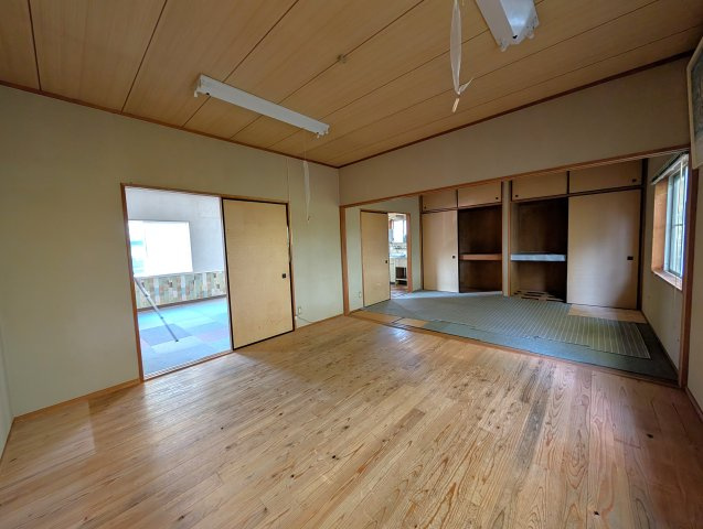 津山市大田　店舗事務所の洋室