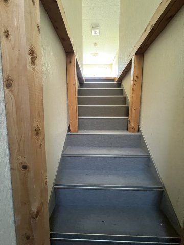 津山市大田　店舗事務所の内装|地下への階段