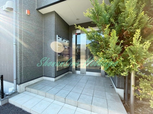 横浜市戸塚区戸塚町のアパートのエントランス