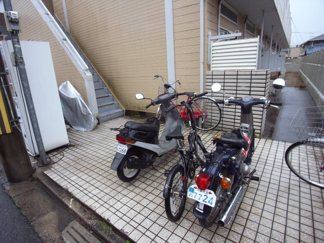 ハイツ法蓮の駐車場