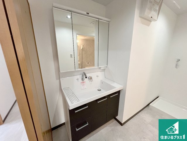 リベール加古川シティWEST壱番館の独立洗面台|清潔感のある洗面台です。フラットな鏡は掃除がしやすく毎日清潔！鏡裏には収納があるのでスッキリとした洗面台が保てます。