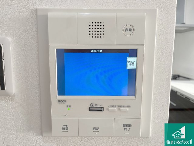 リベール加古川シティWEST壱番館の防犯設備|カラーモニターインターホン！声だけでなく来訪者の姿や顔がモニターで確認できるので、小さなお子様がいらっしゃるご家庭でも安心できます！
