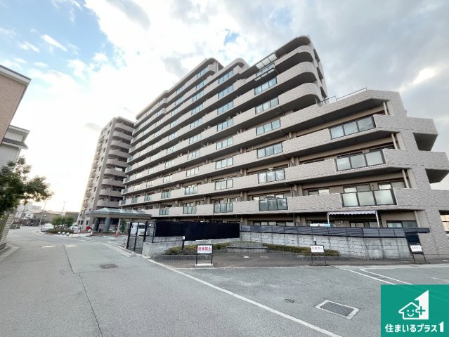 リベール加古川シティWEST壱番館の外観|周辺は閑静な住宅街！前面道路広々で車の出し入れも便利です。駐車が苦手な方でも安心して車庫入れできます！