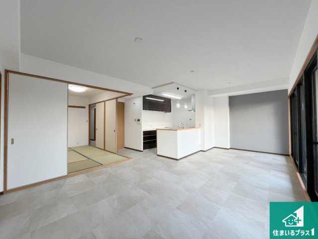 リベール加古川シティWEST壱番館の居間・リビング|シンプルなリビングは、観葉植物等のインテリアを楽しめますね！パパ好みにも、ママ好みにも家具次第で雰囲気を変えることができます！