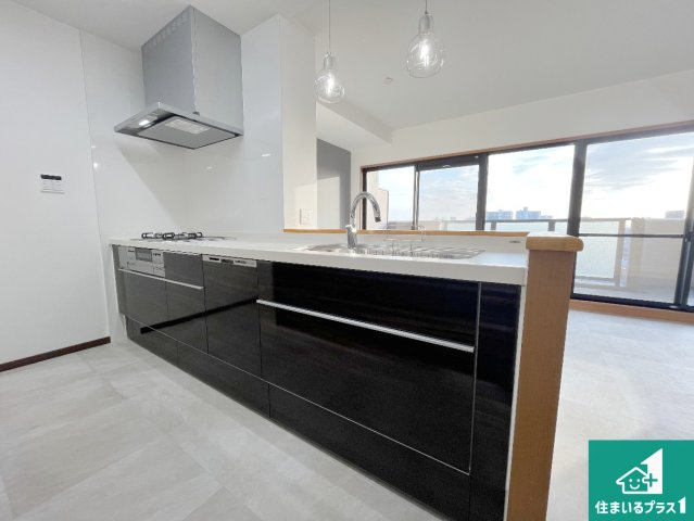 リベール加古川シティWEST壱番館のキッチン|子供を見守りながらお料理が出来るため家族のコミュニケーションか増えます♪スペースが広く確保されている為お子様が大きくなったときは一緒に料理を楽しめます♪