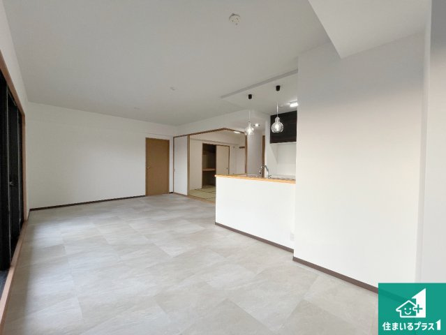 リベール加古川シティWEST壱番館の居間・リビング|明るいリビングで朝の目覚めもスッキリできそう！対面キッチンでご家族のコミュニケーションも自然と増える設計！小さなお子様が遊ぶスペースを作っても広々とくつろげるLDK！