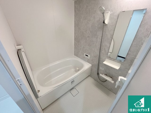 リベール加古川シティWEST壱番館の浴室|足をゆったり伸ばして寛げる浴槽です。浴室乾燥機も設置しているので、雨の日の洗濯物も安心です♪