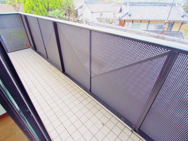 広島市安芸区矢野東４丁目のアパートのバルコニー