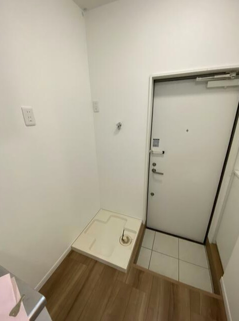 川崎市多摩区東三田１丁目のアパートの玄関