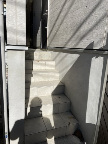 川崎市多摩区東三田１丁目のアパートのエントランス