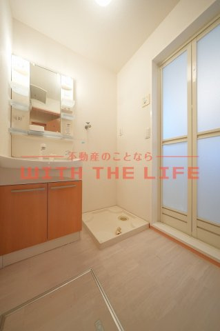 リーベ【10，000円キャッシュバック対象物件】の洗面所|明るい洗面所です