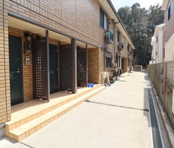 川崎市麻生区下麻生１丁目のアパートのエントランス