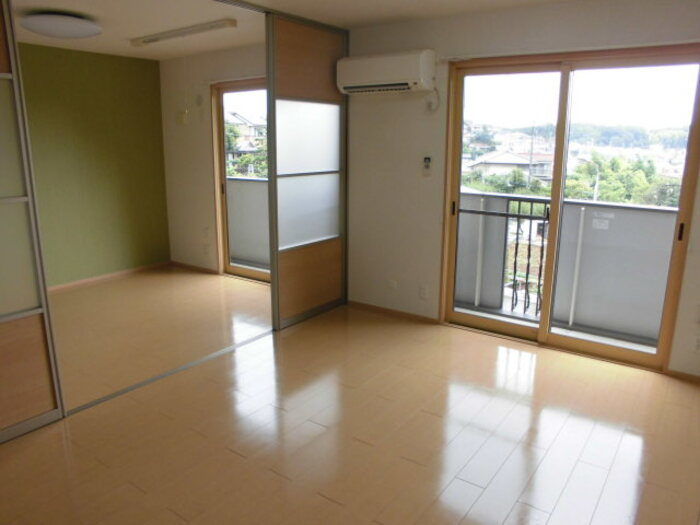 川崎市麻生区下麻生１丁目のアパートの居間・リビング