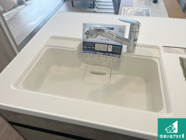 リベール加古川シティWEST弐番館の設備|蛇口の先端に浄水器を内蔵しています！原水と浄水、お湯と冷水、シャワーの切替えがワンタッチなので用途によって使い分けられます。