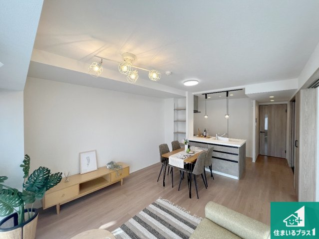 リベール加古川シティWEST弐番館の居間・リビング|日当たり良好の明るいリビングで朝の目覚めもスッキリできそう！対面キッチンでご家族のコミュニケーションも自然と増える設計！小さなお子様が遊ぶスペースを作っても広々とくつろげるLDK！