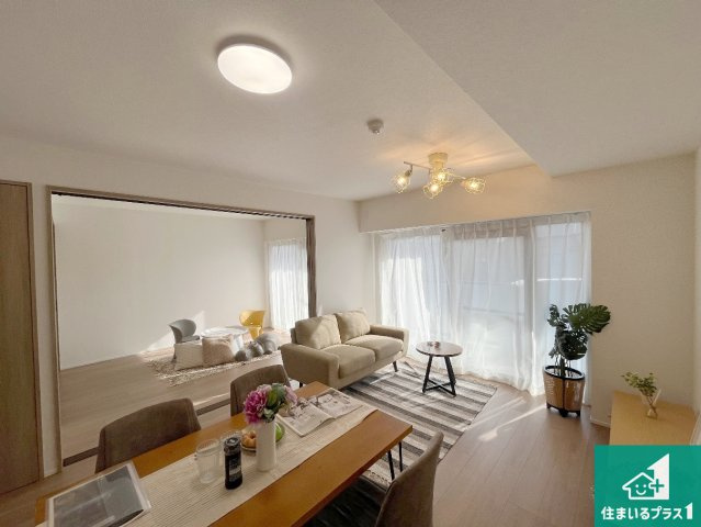 リベール加古川シティWEST弐番館の居間・リビング|子供を見守りながらお料理が出来るため家族のコミュニケーションか増えます♪スペースが広く確保されている為お子様が大きくなったときは一緒に料理を楽しめます♪