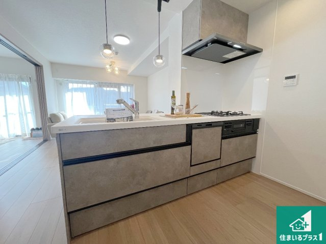 リベール加古川シティWEST弐番館のキッチン|明るいリビングで朝の目覚めもスッキリできそう！対面キッチンでご家族のコミュニケーションも自然と増える設計！小さなお子様が遊ぶスペースを作っても広々とくつろげるLDK！