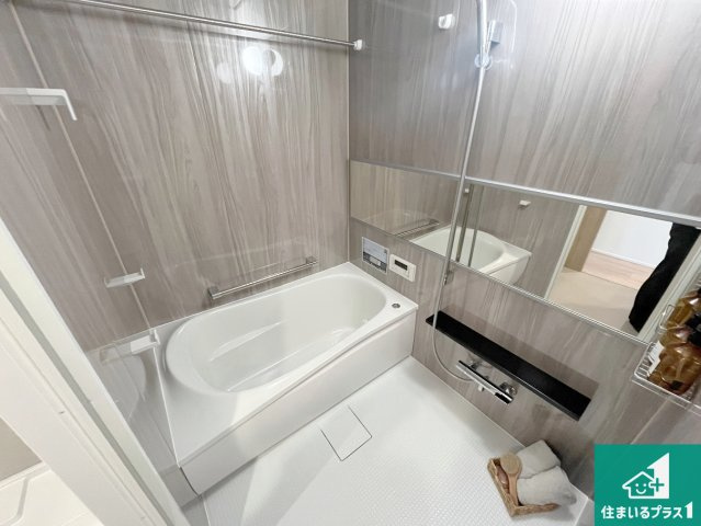 リベール加古川シティWEST弐番館の浴室|足をゆったり伸ばして寛げる浴槽です。窓が設けられていますので差し込む光が明るく穏やかな雰囲気にしてくれます♪浴室乾燥機も設置しているので、雨の日の洗濯物も安心です♪